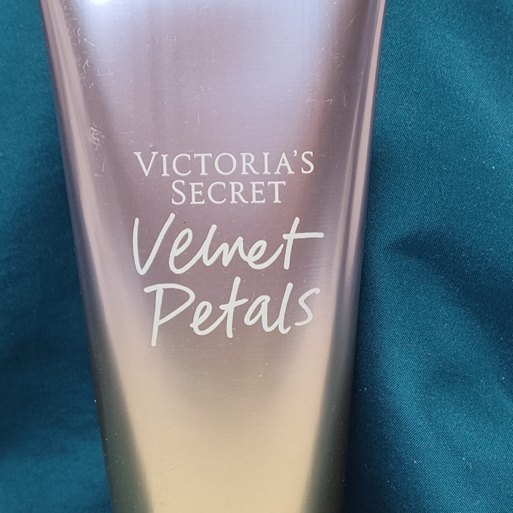 Victoria's Secret Velvet Petals Fragrance Lotion 8oz - Picture 2 of 7